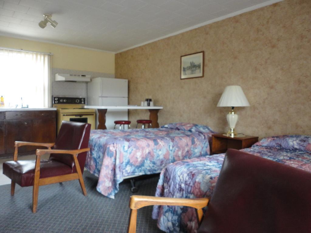Hipwell'S Motel Fonthill Экстерьер фото