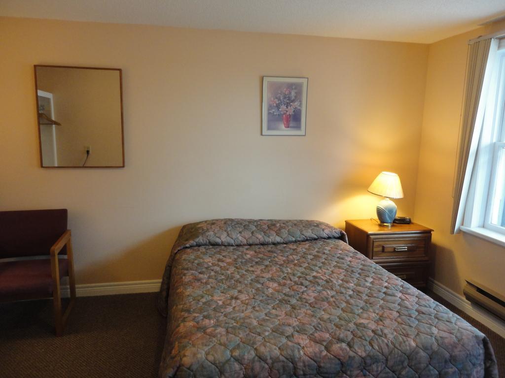 Hipwell'S Motel Fonthill Экстерьер фото